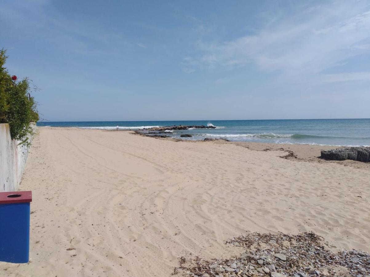 On The Beach Elenite Bagian luar foto